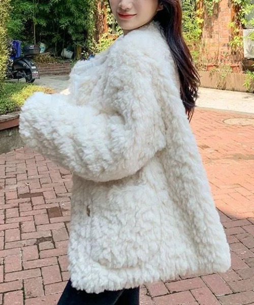 WEGO（ウィゴー）の「WEGO/ダブルボタンフェイクファーノーカラージャケット（ノーカラージャケット・レディース・ホワイト・MEDIUM/LARGE）」の3枚目の写真