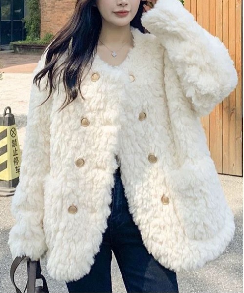 WEGO（ウィゴー）の「WEGO/ダブルボタンフェイクファーノーカラージャケット（ノーカラージャケット・レディース・ホワイト・MEDIUM/LARGE）」の2枚目の写真