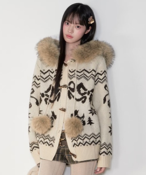 Sibra(シブラ)の「取り外し可能ファー付きノルディック柄ニットフーディー/トグルボタンデザイン(その他アウター・レディース・アイボリー/ブラウン・M)」の4枚目の写真