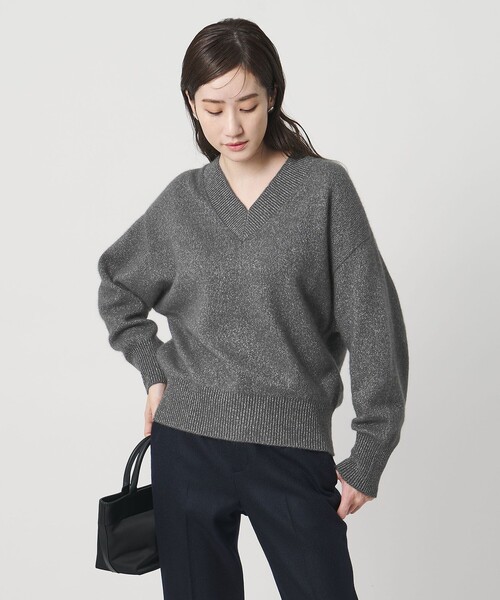 UNITED ARROWS（ユナイテッドアローズ）の「フォックス ウール ラメ Vネック ニット（ニット/セーター・レディース・オフホワイト/ライトグレー/ダークグレー・FREE）」の10枚目の写真