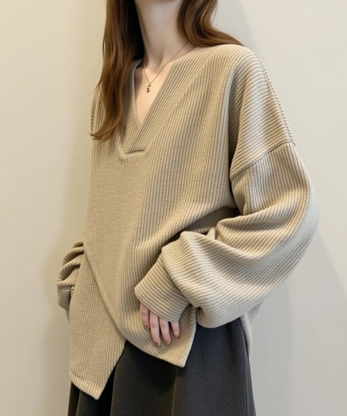 cammie(キャミー)の「アシンメトリーデザイントップス(ニット/セーター・レディース・グレー/ダークアッシュ/ベージュ・M/L)」の4枚目の写真