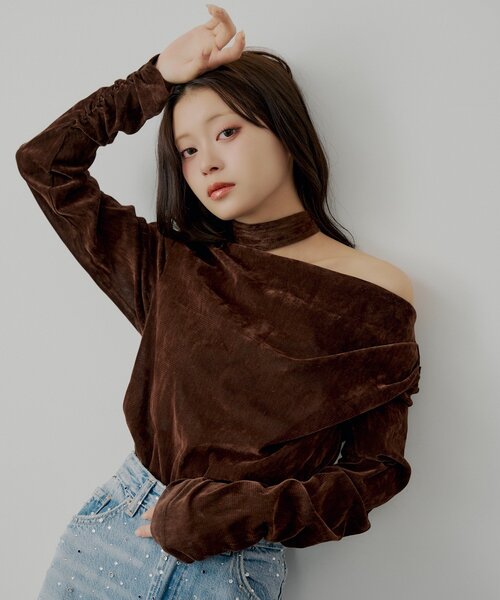 Chico（チコ）の「【SALON by Chico】タイ付きベロアワンショルギャザートップス（Tシャツ/カットソー・レディース・ブラウン/ピンク/アイボリー・FREE）」の3枚目の写真