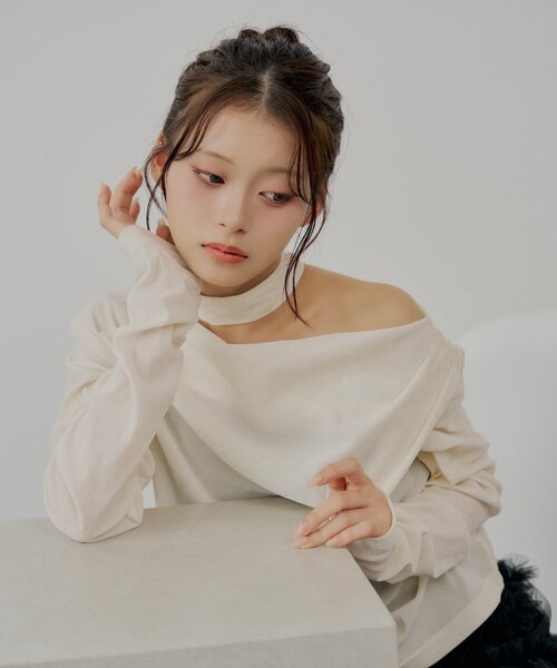 Chico（チコ）の「【SALON by Chico】タイ付きベロアワンショルギャザートップス（Tシャツ/カットソー・レディース・ブラウン/ピンク/アイボリー・FREE）」の2枚目の写真