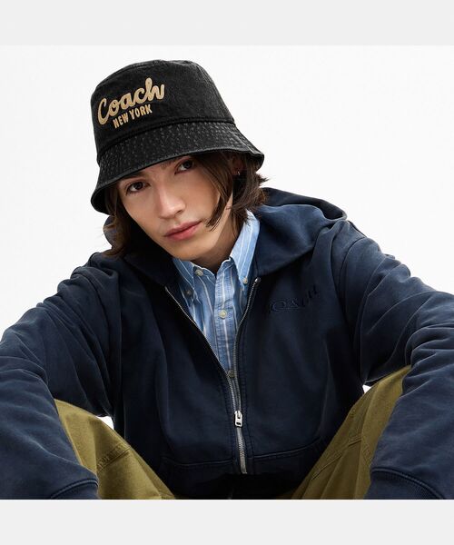 COACH(コーチ)の「コーチ スクリプト エンブロイダード デニム バケット ハット(ハット・レディース・ブラック系その他・(M/L)/XS/S)」の2枚目の写真
