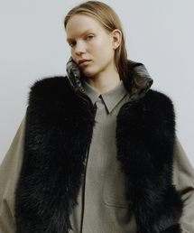 MOLLIOLLI（モリオリ）の「SUBI リバーシブルパディングフェイクファー ハイネックベスト [ブラック]（ベスト）」