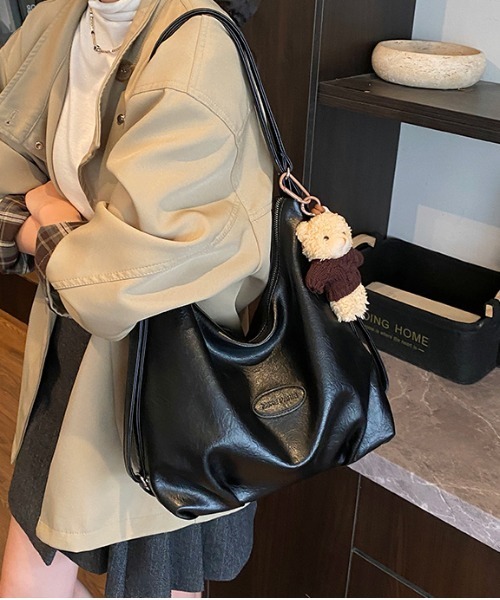 gossip!ロサンゼルス(ゴシップロサンゼルス)の「Y2Kチャーム付き大容量バッグ レザーマルチショルダーバック 通勤用/2WAY(ショルダーバッグ・レディース・ブラック/ブラウン/ダークブラウン・FREE)」の1枚目の写真