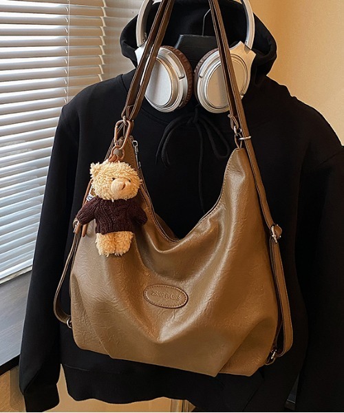 gossip!ロサンゼルス(ゴシップロサンゼルス)の「Y2Kチャーム付き大容量バッグ レザーマルチショルダーバック 通勤用/2WAY(ショルダーバッグ・レディース・ブラック/ブラウン/ダークブラウン・FREE)」の17枚目の写真