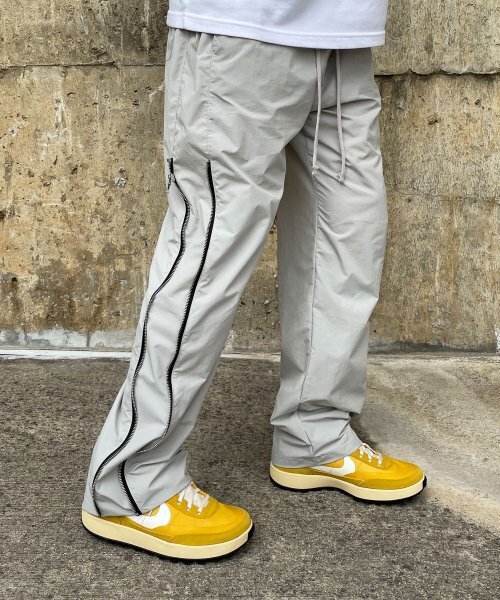 CLACO(クラコ)の「ワイドナイロンサイドジッパーパンツ(クリーム)(スウェットパンツ・メンズ・その他・MEDIUM/LARGE)」の1枚目の写真