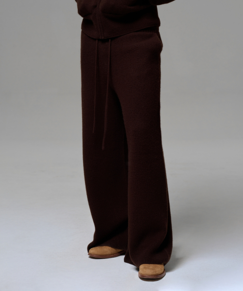 ERA（エラ）の「MEN CASHMERE BLEND RELAXED KNIT SWEATPANTS - DARK BROWN（スウェットパンツ・メンズ・ダークブラウン・OS）」の2枚目の写真