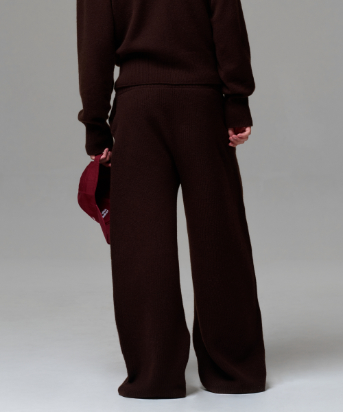 ERA（エラ）の「MEN CASHMERE BLEND RELAXED KNIT SWEATPANTS - DARK BROWN（スウェットパンツ・メンズ・ダークブラウン・OS）」の3枚目の写真