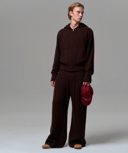 ERA（エラ）の「MEN CASHMERE BLEND RELAXED KNIT SWEATPANTS - DARK BROWN（スウェットパンツ・メンズ・ダークブラウン・OS）」の4枚目の写真