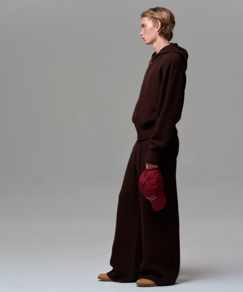 ERA（エラ）の「MEN CASHMERE BLEND RELAXED KNIT SWEATPANTS - DARK BROWN（スウェットパンツ・メンズ・ダークブラウン・OS）」の5枚目の写真