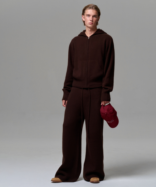 ERA（エラ）の「MEN CASHMERE BLEND RELAXED KNIT SWEATPANTS - DARK BROWN（スウェットパンツ・メンズ・ダークブラウン・OS）」の6枚目の写真