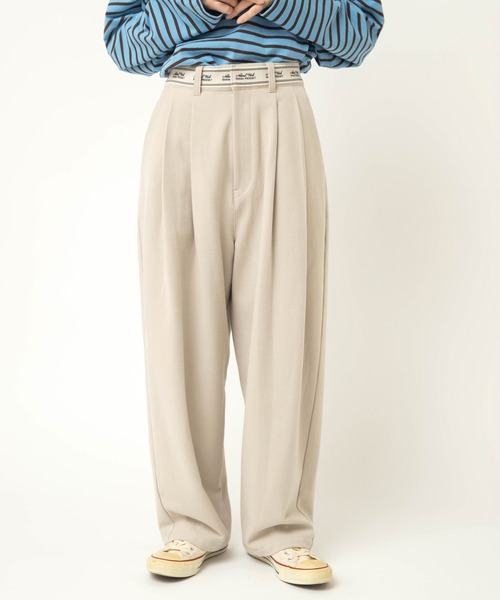 RNA-N(アールエヌエーエヌ)の「R4423 Nロゴベルトタックパンツ(その他パンツ・レディース・ライトベージュ/チャコールグレー/ライトグレー・FREE)」の3枚目の写真