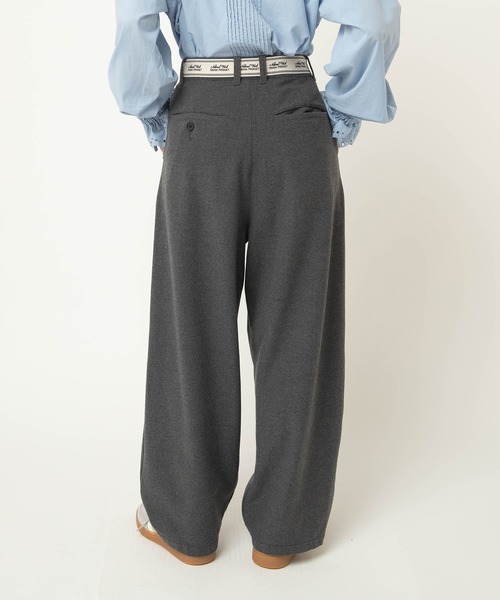 RNA-N(アールエヌエーエヌ)の「R4423 Nロゴベルトタックパンツ(その他パンツ・レディース・ライトベージュ/チャコールグレー/ライトグレー・FREE)」の4枚目の写真