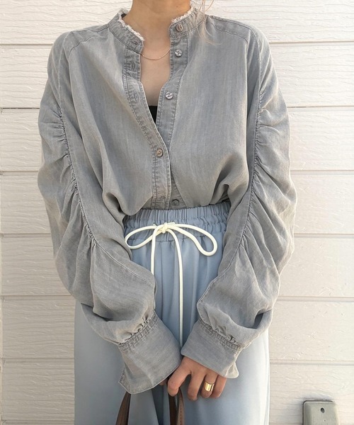 Q(キュー)の「ギャザースリーブデニムシャツ(シャツ/ブラウス・レディース・ライトグレー/ライトブルー・MEDIUM)」の1枚目の写真