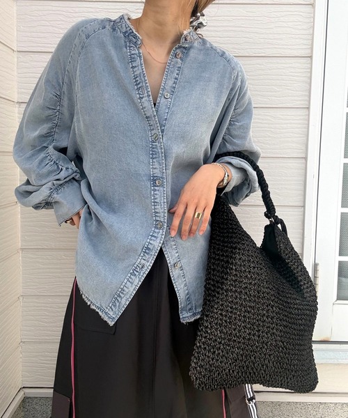 Q(キュー)の「ギャザースリーブデニムシャツ(シャツ/ブラウス・レディース・ライトグレー/ライトブルー・MEDIUM)」の2枚目の写真