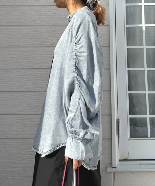 Q(キュー)の「ギャザースリーブデニムシャツ(シャツ/ブラウス・レディース・ライトグレー/ライトブルー・MEDIUM)」の13枚目の写真