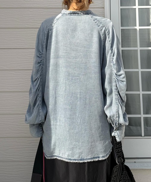 Q(キュー)の「ギャザースリーブデニムシャツ(シャツ/ブラウス・レディース・ライトグレー/ライトブルー・MEDIUM)」の12枚目の写真