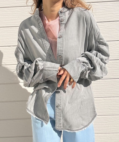 Q(キュー)の「ギャザースリーブデニムシャツ(シャツ/ブラウス・レディース・ライトグレー/ライトブルー・MEDIUM)」の10枚目の写真