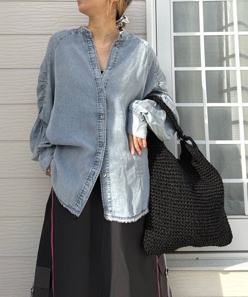 Q(キュー)の「ギャザースリーブデニムシャツ(シャツ/ブラウス・レディース・ライトグレー/ライトブルー・MEDIUM)」の15枚目の写真