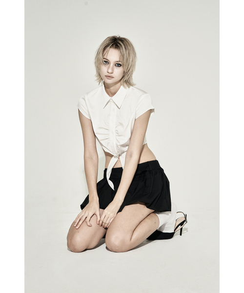 SYNERJYN(シナジン)の「TIE SHIRRING CROP SHIRT WHITE(シャツ/ブラウス・レディース・その他・SMALL/MEDIUM)」の3枚目の写真