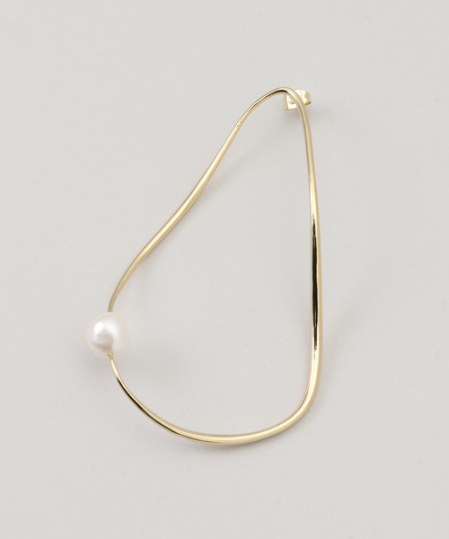 La TOTALITE（ラトータリテ）の「STELLAR HOLLYWOOD/ステラハリウッド アシンメトリーフープピアス（ピアス（両耳用）・レディース・ゴールド・FREE）」の2枚目の写真