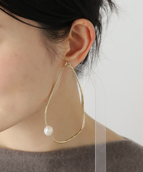 La TOTALITE（ラトータリテ）の「STELLAR HOLLYWOOD/ステラハリウッド アシンメトリーフープピアス（ピアス（両耳用）・レディース・ゴールド・FREE）」の11枚目の写真