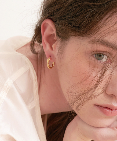 HALDEN（ハルデン）の「twist line one touch ring earrings (E048_gold)（ピアス（両耳用）・レディース・その他・FREE）」の2枚目の写真