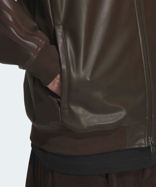 adidas(アディダス)の「adidas/アディダス SST PLEATHER フェイクレザー ジャケット 2026年 夏 夏服(ブルゾン・メンズ・ブラウン・M/L/XL)」の4枚目の写真