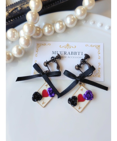 VIBGYOR(ヴィブジョー)の「【MUURABBTI】薔薇とトランプのアンティークイヤリング(MA)(イヤリング・レディース・パープル/レッド/ピンク・FREE)」の1枚目の写真