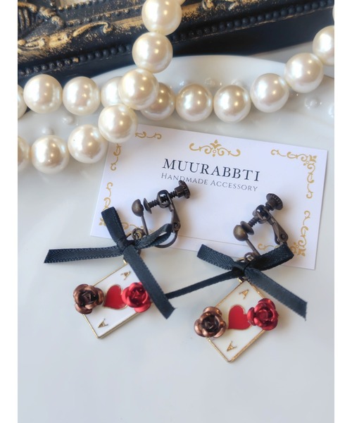 VIBGYOR(ヴィブジョー)の「【MUURABBTI】薔薇とトランプのアンティークイヤリング(MA)(イヤリング・レディース・パープル/レッド/ピンク・FREE)」の3枚目の写真