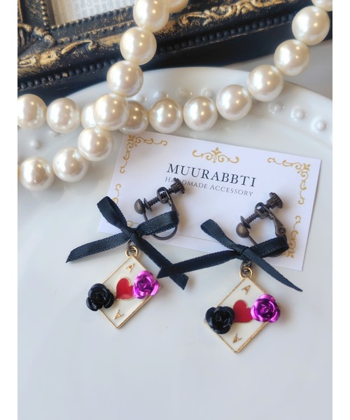 VIBGYOR(ヴィブジョー)の「【MUURABBTI】薔薇とトランプのアンティークイヤリング(MA)(イヤリング・レディース・パープル/レッド/ピンク・FREE)」の2枚目の写真