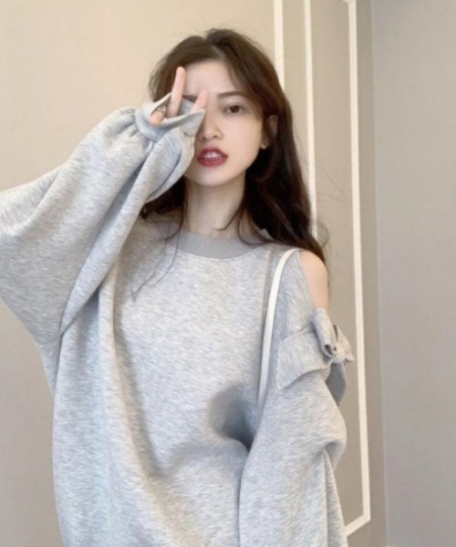 NoBelle（ノベル）の「ワンショルダー風　肩リボンスウェット（スウェット・レディース・ホワイト/グレー・M/L）」の6枚目の写真