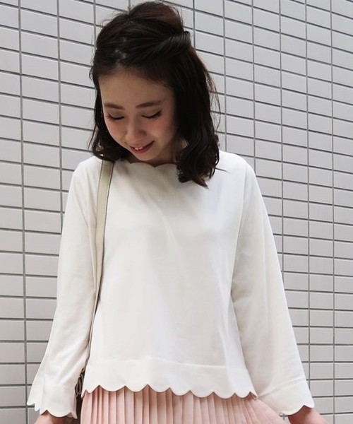 Chico（チコ）の「スカラップボートネック長袖プルオーバー（Tシャツ/カットソー・レディース・アイボリー/ホワイト×ブラック/ホワイト×ネイビー/ベージュ・FREE）」の2枚目の写真