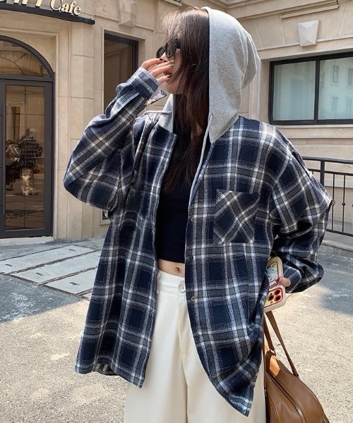 Alvia(アルビア)の「フード付きゆったりチェック柄シャツ(シャツ/ブラウス・レディース・ブラック/ネイビー・M)」の1枚目の写真