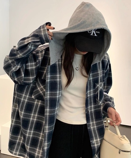 Alvia(アルビア)の「フード付きゆったりチェック柄シャツ(シャツ/ブラウス・レディース・ブラック/ネイビー・M)」の16枚目の写真