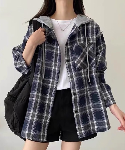Alvia(アルビア)の「フード付きゆったりチェック柄シャツ(シャツ/ブラウス・レディース・ブラック/ネイビー・M)」の5枚目の写真