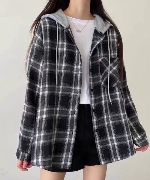 Alvia(アルビア)の「フード付きゆったりチェック柄シャツ(シャツ/ブラウス・レディース・ブラック/ネイビー・M)」の4枚目の写真