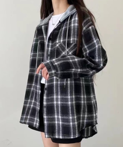 Alvia(アルビア)の「フード付きゆったりチェック柄シャツ(シャツ/ブラウス・レディース・ブラック/ネイビー・M)」の3枚目の写真