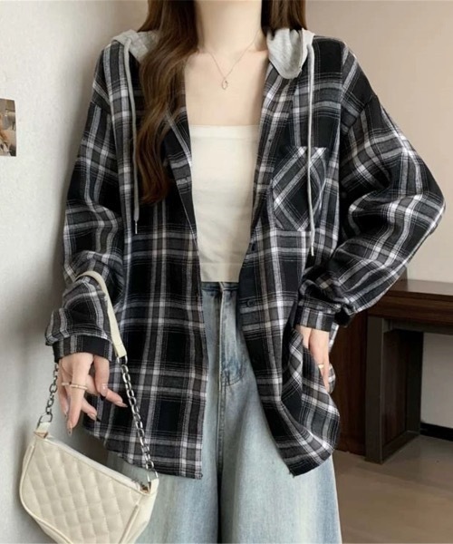Alvia(アルビア)の「フード付きゆったりチェック柄シャツ(シャツ/ブラウス・レディース・ブラック/ネイビー・M)」の6枚目の写真