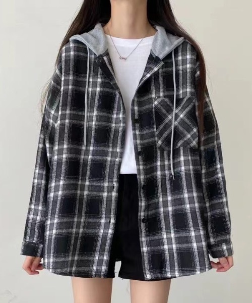 Alvia(アルビア)の「フード付きゆったりチェック柄シャツ(シャツ/ブラウス・レディース・ブラック/ネイビー・M)」の7枚目の写真