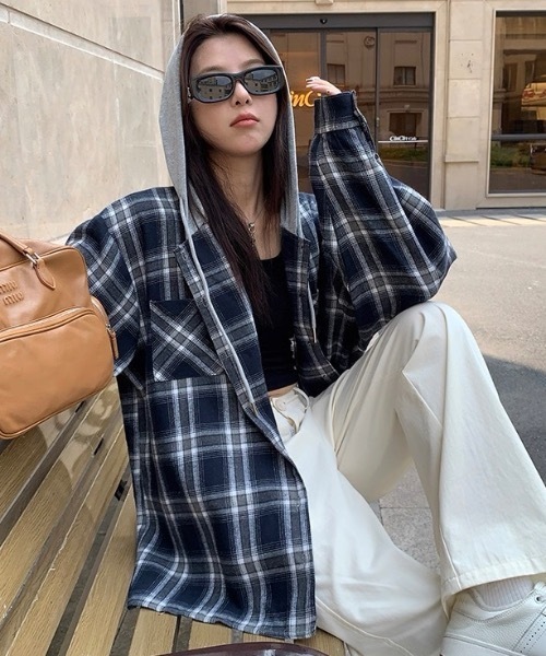 Alvia(アルビア)の「フード付きゆったりチェック柄シャツ(シャツ/ブラウス・レディース・ブラック/ネイビー・M)」の13枚目の写真