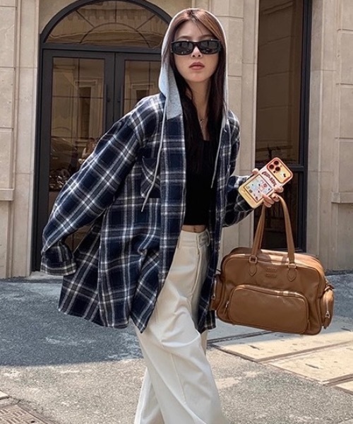 Alvia(アルビア)の「フード付きゆったりチェック柄シャツ(シャツ/ブラウス・レディース・ブラック/ネイビー・M)」の12枚目の写真