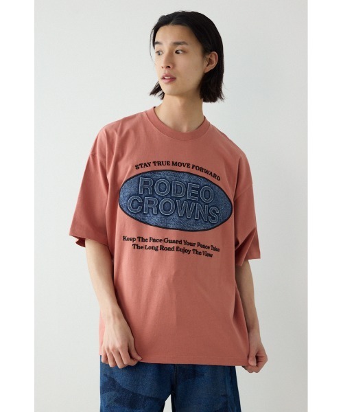 RODEO CROWNS WIDE BOWL(ロデオクラウンズワイドボウル)の「エンボスデニムロゴTシャツ(Tシャツ/カットソー・メンズ・ブラック/スモークピンク/ホワイト・MEDIUM/LARGE)」の4枚目の写真