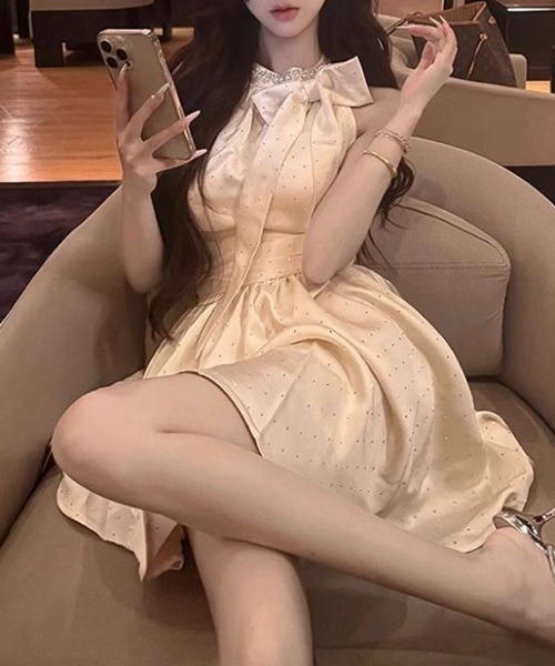 Mejoul(メジュール)の「【2026春夏新作】ビジューネックリボンホルターフレアミニワンピース(ワンピース・レディース・アイボリー・F)」の3枚目の写真