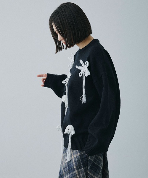 Clum(クルム)の「flower motif loose knit / フラワーモチーフルーズニット(ニット/セーター・レディース・ブラック/ナチュラル・FREE)」の8枚目の写真