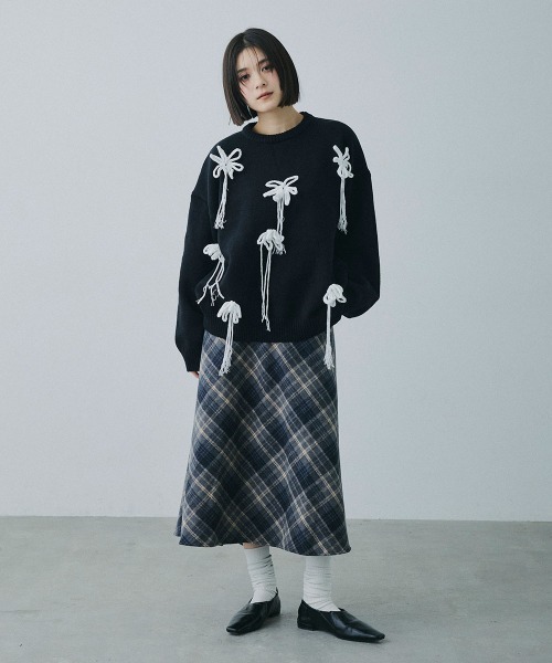 Clum(クルム)の「flower motif loose knit / フラワーモチーフルーズニット(ニット/セーター・レディース・ブラック/ナチュラル・FREE)」の17枚目の写真