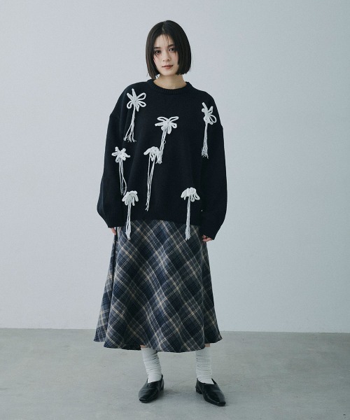 Clum(クルム)の「flower motif loose knit / フラワーモチーフルーズニット(ニット/セーター・レディース・ブラック/ナチュラル・FREE)」の18枚目の写真