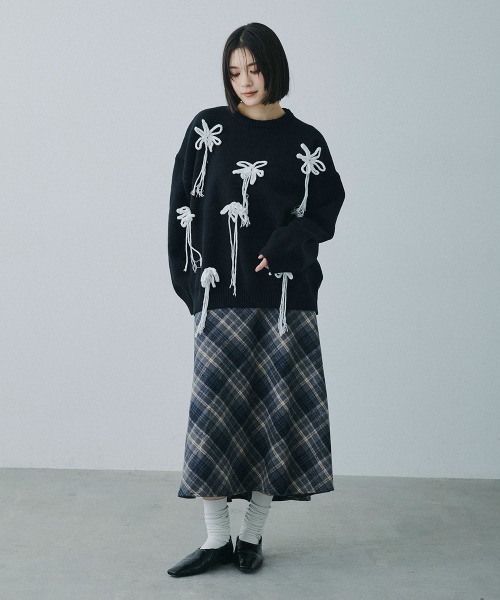 Clum(クルム)の「flower motif loose knit / フラワーモチーフルーズニット(ニット/セーター・レディース・ブラック/ナチュラル・FREE)」の19枚目の写真
